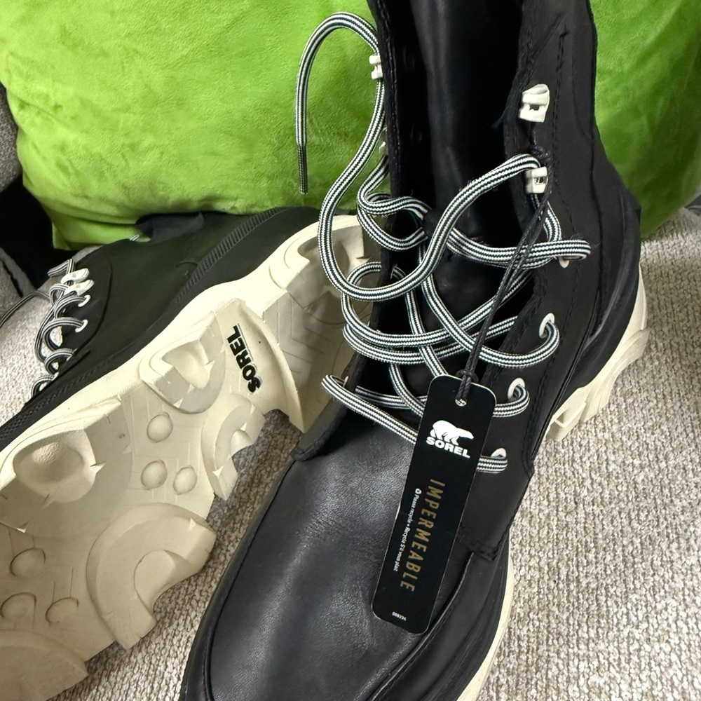 Sorel Black and White Boots - Picture 3 of 6
